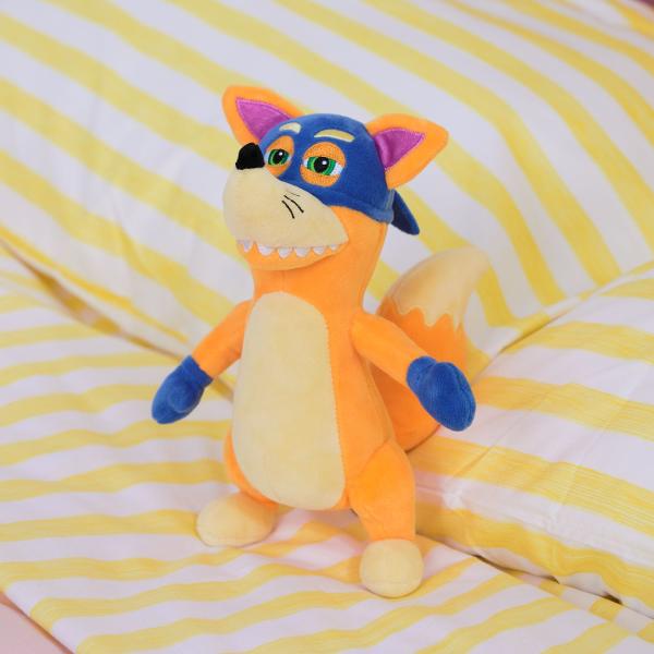 Acest plus inspirat din universul Dora este realizat din materiale moi si placute la atingere fiind ideal pentru joaca imbratisare si momentele de relaxare ale copiilor Designul colorat si prietenos il face usor de recunoscut si atractiv iar dimensiunea sa este potrivita pentru mainile celor mici putand fi oriunde cu usurinta Jucaria incurajeaza jocul de rol imaginatia si dezvoltarea emotionala oferind copiilor un companion de incredere in aventurile zilnice Este o alegere potrivita 