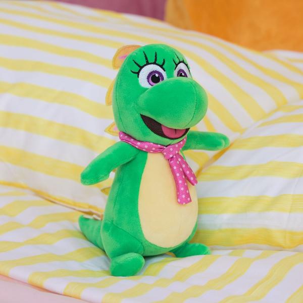 Acest plus inspirat din universul Dora este realizat din materiale moi si placute la atingere fiind ideal pentru joaca imbratisare si momentele de relaxare ale copiilor Designul colorat si prietenos il face usor de recunoscut si atractiv iar dimensiunea sa este potrivita pentru mainile celor mici putand fi oriunde cu usurinta Jucaria incurajeaza jocul de rol imaginatia si dezvoltarea emotionala oferind copiilor un companion de incredere in aventurile zilnice Este o alegere potrivita 