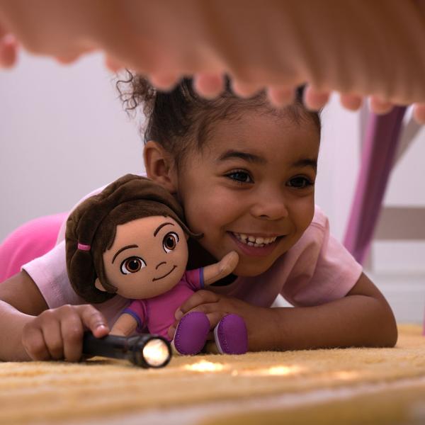 Acest plus inspirat din universul Dora este realizat din materiale moi si placute la atingere fiind ideal pentru joaca imbratisare si momentele de relaxare ale copiilor Designul colorat si prietenos il face usor de recunoscut si atractiv iar dimensiunea sa este potrivita pentru mainile celor mici putand fi oriunde cu usurinta Jucaria incurajeaza jocul de rol imaginatia si dezvoltarea emotionala oferind copiilor un companion de incredere in aventurile zilnice Este o alegere potrivita 