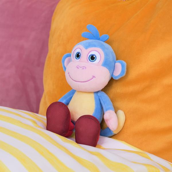 Acest plus inspirat din universul Dora este realizat din materiale moi si placute la atingere fiind ideal pentru joaca imbratisare si momentele de relaxare ale copiilor Designul colorat si prietenos il face usor de recunoscut si atractiv iar dimensiunea sa este potrivita pentru mainile celor mici putand fi oriunde cu usurinta Jucaria incurajeaza jocul de rol imaginatia si dezvoltarea emotionala oferind copiilor un companion de incredere in aventurile zilnice Este o alegere potrivita 