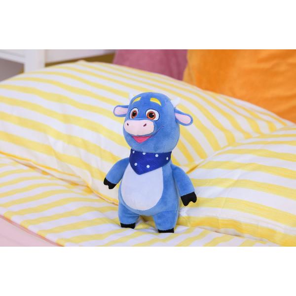 Acest plus inspirat din universul Dora este realizat din materiale moi si placute la atingere fiind ideal pentru joaca imbratisare si momentele de relaxare ale copiilor Designul colorat si prietenos il face usor de recunoscut si atractiv iar dimensiunea sa este potrivita pentru mainile celor mici putand fi oriunde cu usurinta Jucaria incurajeaza jocul de rol imaginatia si dezvoltarea emotionala oferind copiilor un companion de incredere in aventurile zilnice Este o alegere potrivita 