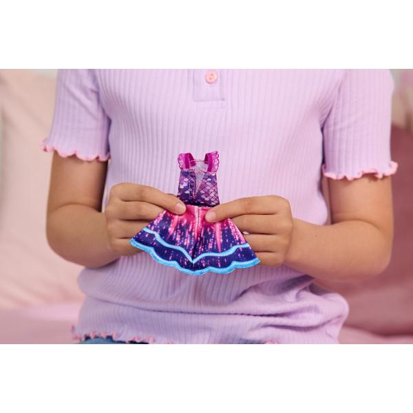 Intra in lumea magica a filmului Gabby&39s Dollhouse cu papusa cu accesorii Imbracata intr-o rochita roz stralucitoare si accesorizata cu o bentita adorabila cu urechi de pisicuta Gabby este gata pentru cele mai frumoase aventuri de gradina Papusa include si accesorii tematice precum o pereche de pantofi si un bol decorativ oferind copiilor ocazia sa creeze scenarii pline de farmec si distractie Perfecta pentru micii fani ai serialului si filmului Gabby&rsquos Dollhouse aceasta 