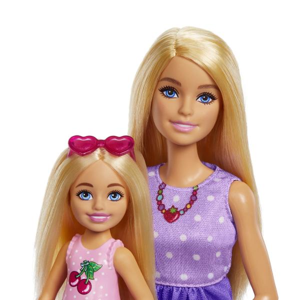 Cu papusile si jucariile Barbie Family &amp Friends copiii pot recrea povesti pline de distractie si prietenie cu acest grup de personaje unite Papusile si jucariile Barbie Family &amp Friends invita copiii in lumea Barbie unde pot crea povesti despre familie prietenie si grijaBarbie Malibu si sora ei mai mica Chelsea merg la picnic  ai toate elementele pentru a crea acest moment clasic de legatura intre surori  Cele noua accesorii includ articole de moda un cos mancare 