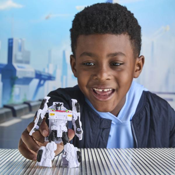 Transformers CYBERWORLD robot convertibil In Transformers CYBERWORLD copiii decid ce se intampla  si totul incepe cu jucarii minunate precum figurinele Cyber Changers Aceasta jucarie Transformers de 10 cm se transforma din modul robot in modul alternativ si este suficient de simpla pentru copiii cu varsta de 6 ani si peste Ofera copiilor un plus de inspiratie pentru povestiri cu jucariile CYBERWORLD suplimentare fiecare vanduta separat in functie de disponibilitate si descopera personaje 