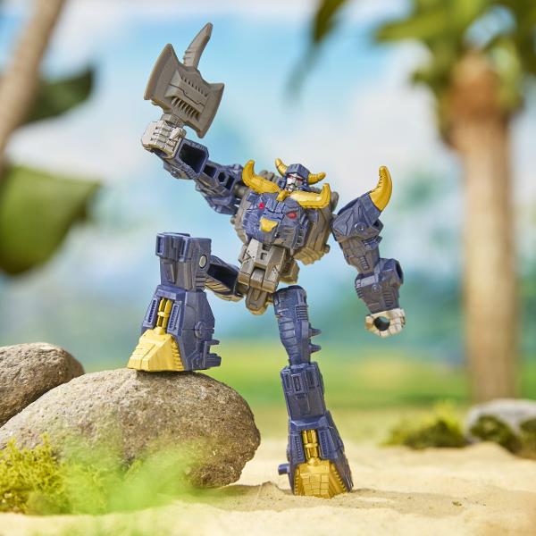 Transformers CYBERWORLD robot convertibil In Transformers CYBERWORLD copiii decid ce se intampla  si totul incepe cu jucarii minunate precum figurinele Cyber Changers Aceasta jucarie Transformers de 10 cm se transforma din modul robot in modul alternativ si este suficient de simpla pentru copiii cu varsta de 6 ani si peste Ofera copiilor un plus de inspiratie pentru povestiri cu jucariile CYBERWORLD suplimentare fiecare vanduta separat in functie de disponibilitate si descopera personaje 