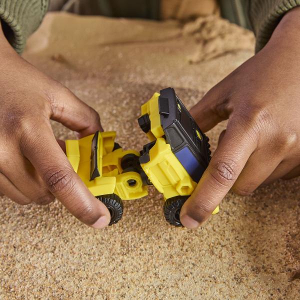 Transformers CYBERWORLD robot convertibil In Transformers CYBERWORLD copiii decid ce se intampla  si totul incepe cu jucarii minunate precum figurinele Cyber Changers Aceasta jucarie Transformers de 10 cm se transforma din modul robot in modul alternativ si este suficient de simpla pentru copiii cu varsta de 6 ani si peste Ofera copiilor un plus de inspiratie pentru povestiri cu jucariile CYBERWORLD suplimentare fiecare vanduta separat in functie de disponibilitate si descopera personaje 