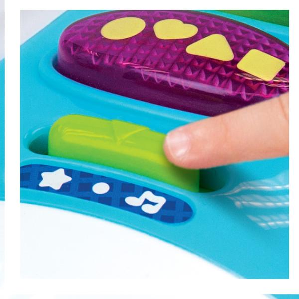 Jucaria Avion de Tras cu Activitati de la Winfun este o jucarie interactiva ce combina distractia cu invatarea Avionul include o activitate de sortare a formelor stimuland copiii sa invete despre formele geometrice triunghi inima cerc si patrat Prin tragerea avionului ochii si elicea se misca iar copiii vor auzi sunete vesele si melodii Aceasta jucarie incurajeaza invatarea literelor numerelor identificarea formelor si pronuntarea unor fraze amuzante Modul de muzica educativ include 