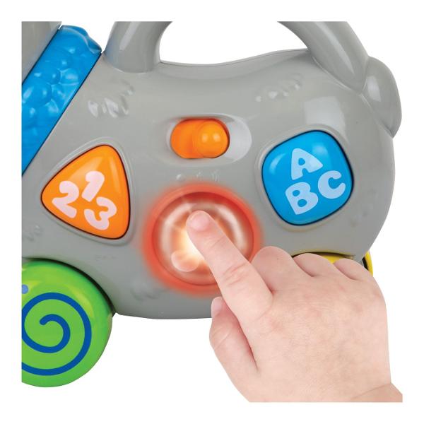 Transforma joaca in miscare cu jucaria de impins Winfun Elan Aceasta jucarie interactiva si prietenoasa ofera distractie nelimitata pentru cei mici incurajandu-i sa se miste si sa exploreze Micutii pot impinge elanul folosind manerul usor de prins in timp ce descopera sunete amuzante si melodii activate de butonul luminos Copiii pot rasuci coarnele texturate stimuland dexteritatea si curiozitatea Jucaria ii ajuta pe cei mici sa invete literele A-B-C numerele 1-2-3 si fraze distractive 