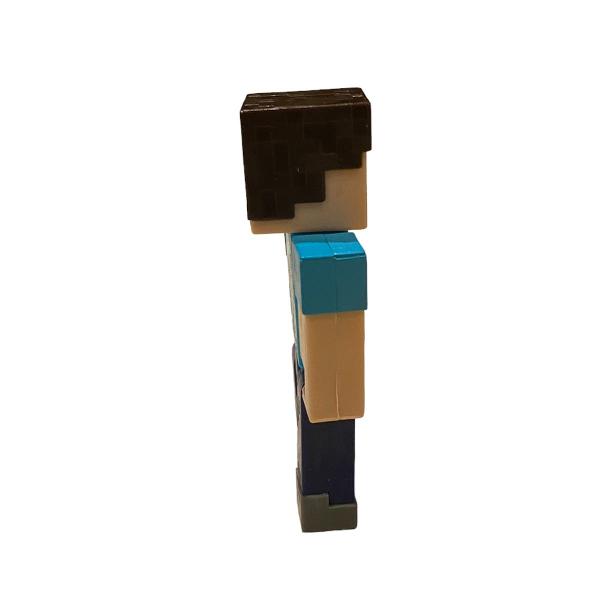 Creeaza exploreaza si supravietuieste cu figurile Minecraft Aceste figurine de actiune au fost create in mod autentic folosind designul pixelat al jocului video asa ca sunt grozave pentru joc si afisare Articulatiile mobile permit personajelor emblematice sa atinga ipostaze de actiune Fiecare figurina vine cu o piesa Build A Portal Jucatorii le pot colecta pe toate pentru a construi un portal complet Minecraft End care este de doua ori mai inalt decat figura Este un cadou grozav pentru 