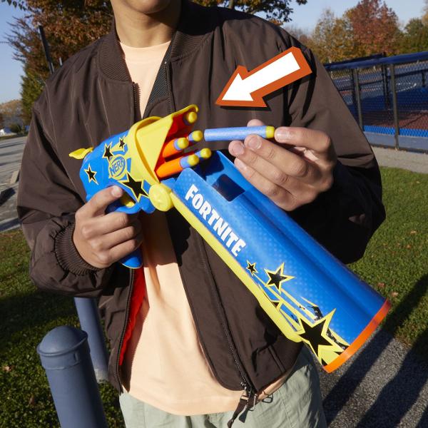 Lansatorul Nerf Fortnite Half Tone Hero este inspirat de echipamentul folosit in Fortnite si vine in ambalajul Half Tone Hero Wrap din popularul joc video Include un cod bonus pentru a debloca Half Tone Hero Wrap in joc Lansatorul Nerf are o teava cu deschidere pentru o modalitate distractiva de a incarca darts Are o capacitate de 6 darts si include 12 darts din spuma Nerf Elite oferindu-ti proiectile suplimentare pentru reincarcare Dispune de o actiune cool de amorsare cu ciocan Cu 