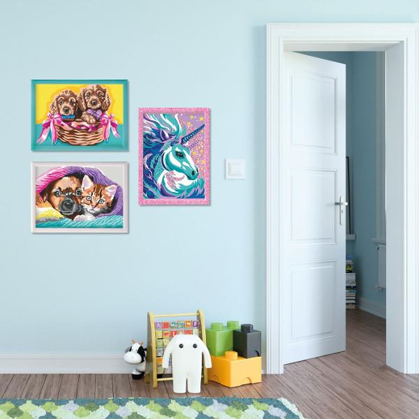 Pictaza si Inrameaza  Catelusi Adorabili este setul perfect pentru micii artisti care vor sa isi exprime creativitatea prin culoare si sa creeze o adevarata opera de arta Bazat pe tehnica de colorare pe numere acest set ii invata pe copii sa coloreze cu atentie si precizie imbunatatindu-si astfel talentul artistic rabdarea si abilitatile motorii fine La final fiecare copil se va bucura de o pictura reusita gata de inramat si expus cu mandrie Satisfactie si bucurie garantata 