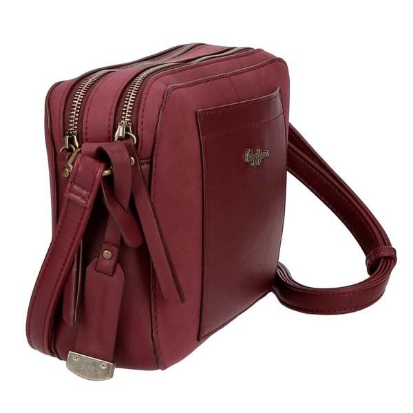 Geanta de umar PEPE JEANS LONDON Lorain 7735364 rosuDetalii produsGeanta umar cu clapa 24 cm Pepe Jeans Duane rosu - bareta ajustabila lungimea baretei aproximativ 70 cm 2 compartimente material piele ecologica dimensiune 24x15x10 cm culoare rosuGeanta umar cu licenta Pepe Jeans London colectia Pepe Jeans Duane recomandata pentru adolescenti si femei&nbsp;Brandul Pepe JeansPepe 