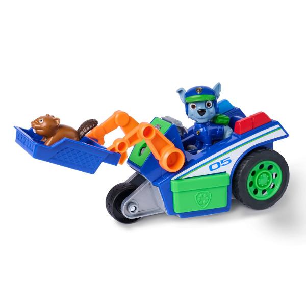 PATRULA CATELUSILOR CAUTARE SI SALVARE SET FIGURINA SI VEHICUL este un set de joaca inspirat din aventurile echipei de salvare concepute pentru copiii de peste 3 ani Fiecare set include un personaj indragit din Patrula Catelusilorl si vehiculul sau specific de interventie realizat in culori autentice si cu detalii fidele serialului animat Vehiculul este prevazut cu roti functionale si elemente mobile oferind o experienta de joaca dinamica si interactiva Figurina este articulata si usor de 