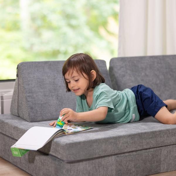 Melissa and Doug Sticker Wow este un set creativ de joaca pentru copii de la 3 ani in sus conceput pentru activitati distractive cu stickere Fiecare set include un aplicator tip stampila cu personaj reincarcabil care distribuie stickere individuale pe paginile incluse in caietul de activitate Setul contine aproximativ 300 de stickere si un caiet cu 24 de pagini pline de jocuri provocari si ilustratii colorate care incurajeaza copiii sa lipeasca sa potriveasca si sa completeze diferite 