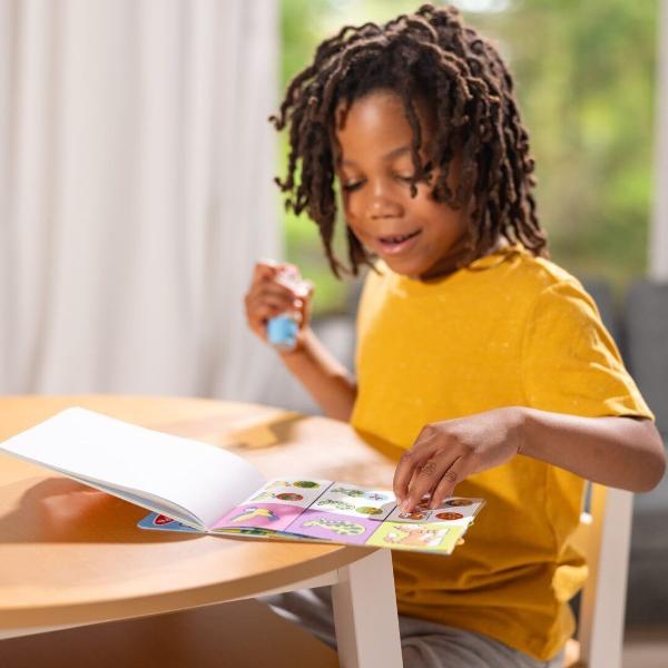 Melissa and Doug Sticker Wow este un set creativ de joaca pentru copii de la 3 ani in sus conceput pentru activitati distractive cu stickere Fiecare set include un aplicator tip stampila cu personaj reincarcabil care distribuie stickere individuale pe paginile incluse in caietul de activitate Setul contine aproximativ 300 de stickere si un caiet cu 24 de pagini pline de jocuri provocari si ilustratii colorate care incurajeaza copiii sa lipeasca sa potriveasca si sa completeze diferite 