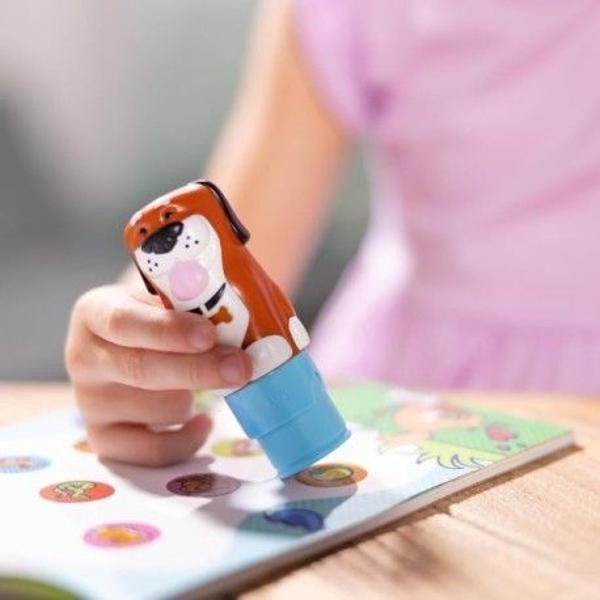 Melissa and Doug Sticker Wow este un set creativ de joaca pentru copii de la 3 ani in sus conceput pentru activitati distractive cu stickere Fiecare set include un aplicator tip stampila cu personaj reincarcabil care distribuie stickere individuale pe paginile incluse in caietul de activitate Setul contine aproximativ 300 de stickere si un caiet cu 24 de pagini pline de jocuri provocari si ilustratii colorate care incurajeaza copiii sa lipeasca sa potriveasca si sa completeze diferite 