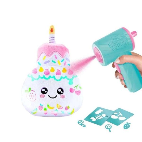 Da viata adorabilei tale jucarii de plus cu tematica de patiserie folosind spray-ul electronic cu aerograf markerele parfumate si sabloanele autoadezive incluse Creeaza modele colorate si adauga un miros delicios de prajitura pentru o experienta de joaca cu adevarat specialaPlusul poate fi spalat si redecorat astfel incat distractia sa nu se termine niciodata Sunt disponibile 2 modele diferite de colectionat Cupcake si Birthday Cake perfecte pentru copiii pasionati de creatie 