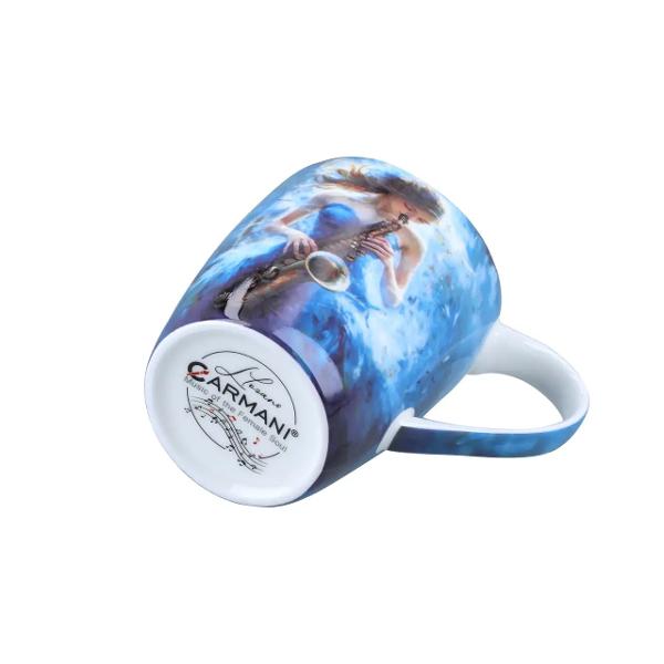 Can&259; elegant&259; din por&539;elan fin cu o capacitate de 350 ml parte din colec&539;ia &bdquo;Muzica sufletului feminin&rdquo; semnat&259; de Laura Lozano Designul expresiv ilustreaz&259; o t&acirc;n&259;r&259; care c&acirc;nt&259; la saxofon &icirc;mbr&259;cat&259; &icirc;ntr-o rochie albastr&259; pe un fundal intens &icirc;n nuan&539;e de albastru electric ce accentueaz&259; dinamismul &537;i energia compozi&539;ieip 