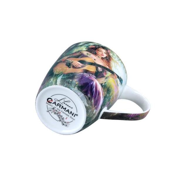 Can&259; rafinat&259; din por&539;elan fin cu o capacitate de 350 ml decorat&259; cu un design artistic din colec&539;ia &bdquo;Muzica sufletului feminin&rdquo; semnat&259; de Laura Lozano Ilustra&539;ia delicat&259; prezint&259; o t&acirc;n&259;r&259; care c&acirc;nt&259; la chitara aflat&259; &icirc;ntr-un c&acirc;mp plin de flori s&259;lbatice cre&acirc;nd o atmosfer&259; poetic&259; &537;i plin&259; de sensibilitatep 