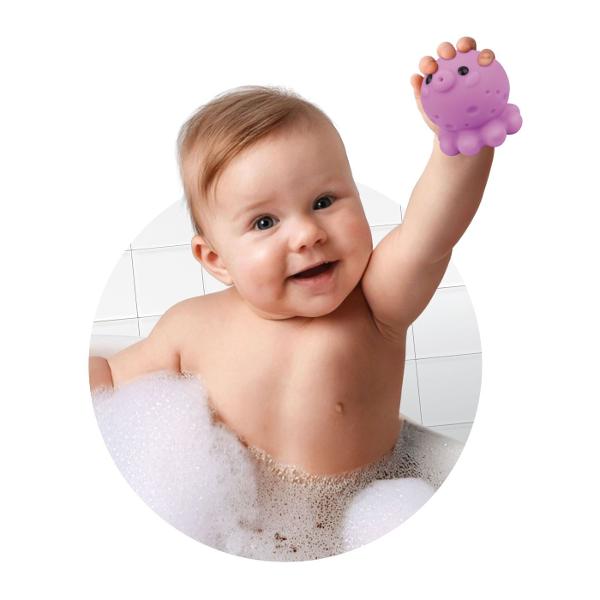 Winfun Water Fun Set Jucarii De Baie Jungla Si Ocean este un set de jucarii pentru baie conceput pentru a transforma timpul petrecut in apa intr-o experienta distractiva si educativa pentru bebelusi Setul include 10 animalute colorate moi si usor de prins special create pentru mainile mici ale copiilor Fiecare figurina poate fi stransa pentru a pulveriza apa oferind un element interactiv care stimuleaza curiozitatea si incurajeaza jocul activ Culorile vii si formele prietenoase contribuie 