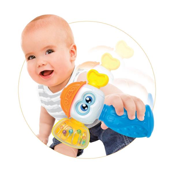 Winfun SET DE SCULE PENTRU MICUL CONSTRUCTOR este o jucarie interactiva conceputa pentru copiii de la 6 luni ideala pentru dezvoltarea abilitatilor motorii si a coordonarii Setul include unelte de jucarie colorate precum o bormasina interactiva si un ciocan special create pentru mainile mici ale copiilor usor de prins si de utilizare Bormasina este prevazuta cu butoane care activeaza sunete melodii vesele si efecte luminoase stimuland auzul si atentia copilului Functiile interactive 