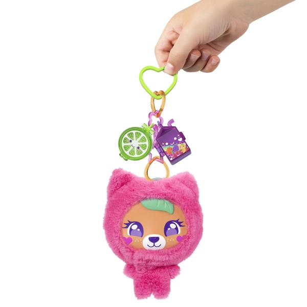 Setul de joaca Polly Pocket aduce distractia intr-un format portabil si colorat perfect pentru aventuri oriunde Fiecare are un design vesel si include o mini figurina Polly Pocket accesorii tematice si elemente interactive care transforma interiorul intr-un mic univers de joaca Se deschide pentru a dezvalui o scena de joc plina de detalii si surpriza unde copiii pot inventa povesti si pot explora diferite activitati alaturi de figurina inclusa Accesoriile si decorurile permit crearea unor 