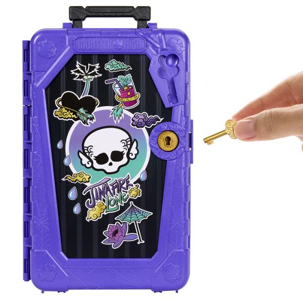 Descopera misterele din universul Monster High cu Skulltimate Secrets un pachet plin de surpriza si transformari spectaculoase In interior se afla papusa inspirata din tematica exotica cu tinute si accesorii ascunse ce pot fi dezvaluite pas cu pas Setul include peste 19 surprize si mai mult de 125 de combinatii de styling oferind numeroase posibilitati de personalizare a look-ului Copilul poate debloca compartimentele cu ajutorul cheii incluse descoperind haine accesorii si elemente 