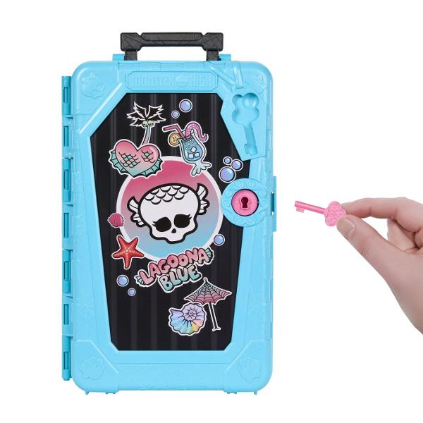 Descopera universul plin de mister si stil din colectia Monster High Skulltimate Secrets cu papusa Lagoona Blue intr-o editie speciala cu surpriza Setul include peste 19 surprize si ofera mai mult de 125 de combinatii de styling permitand personalizarea completa a tinutelor si accesoriilor Copilul poate debloca compartimentele secrete cu ajutorul cheii incluse dezvaluind haine accesorii si elemente tematice inspirate din atmosfera exotica a oazei Papusa impresioneaza prin parul lung in 