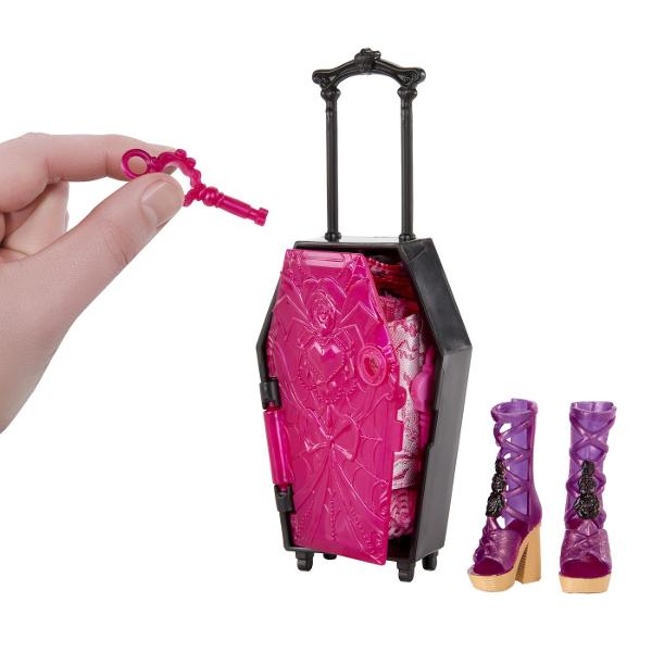 Descopera universul plin de mister si stil din colectia Monster High Skulltimate Secrets cu papusa Draculaura intr-o editie speciala cu surpriza Setul include peste 19 surprize si ofera mai mult de 125 de combinatii de styling permitand personalizarea completa a tinutelor si accesoriilor Copilul poate debloca compartimentele secrete cu ajutorul cheii incluse dezvaluind haine accesorii si elemente tematice inspirate din atmosfera exotica a oazei Papusa impresioneaza prin tinute in nuante 