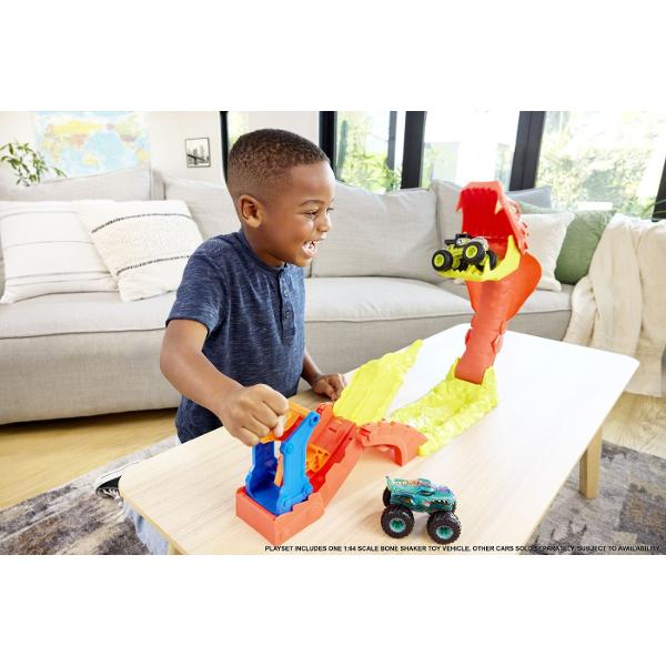 Setul de joaca Hot Wheels Monster Truck Invinge Sarpele Urias aduce spectacolul arenelor de cascadorii direct in camera copiilor Inspirat din competitiile Monster Trucks acest circuit plin de actiune provoaca jucatorii sa invinga un sarpe urias care pazeste arena Masinuta Monster Truck este lansata pe pista cu viteza pentru a sari peste obstacole si pentru a lovi tinta incercand sa doboare capul sarpelui gigantic Mecanismul interactiv transforma fiecare lansare intr-o provocare 