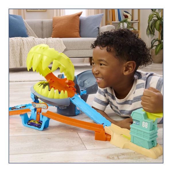 Setul de joaca Hot Wheels City Plaja Rechinului Chomp aduce actiune spectaculoasa pe pista unde masinutele trebuie sa scape din ghearele unui rechin urias Inspirat din universul Hot Wheels City acest circuit transforma plaja intr-o aventura plina de adrenalina si provocari pentru micii pasionati de curse Masinutele sunt lansate pe pista si trebuie sa treaca cu viteza prin zona periculoasa dominata de rechinul gigantic cu falci mobile Daca masina nu este suficient de rapida rechinul poate 