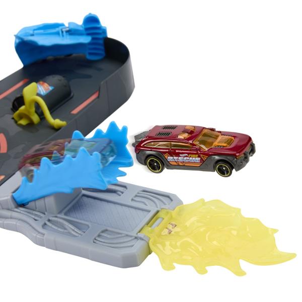 Intra in actiune cu setul Hot Wheels City Super Statie De Pompieri o statie de pompieri spectaculoasa care aduce adrenalina si misiuni de salvare direct in camera copilului Turnul central rotativ la 360 de grade permite lansari dinamice iar rampa lunga de peste 40 cm ofera viteza maxima pentru interventii rapide Setul include o masinuta Hot Wheels si multiple zone de joaca cu obstacole si elemente interactive care transforma fiecare cursa intr-o operatiune de salvare plina de suspans 