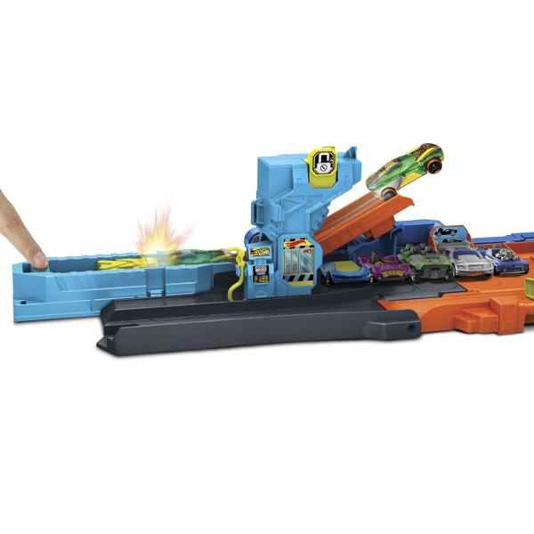 Descopera adrenalina si versatilitatea cu setul Hot Wheels City un garaj spectaculos 2 in 1 care se transforma rapid din spatiu de parcare intr-o pista plina de cascadorii Structura modulara permite configurarea in mod garaj pentru depozitarea masinutelor sau in mod stunt pentru lansari rapid si trasee dinamice Setul include o masinuta Hot Wheels si multiple niveluri cu rampe platforme si mecanisme de lansare care ofera actiune continua Capacitatea de stocare generoasa permite organizarea a 