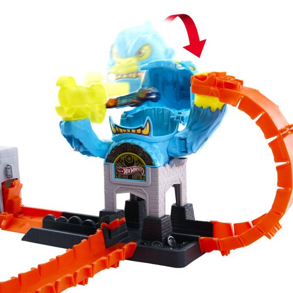 Creaturi fioroase au invadat locurile cunoscute din Hot Wheels City formand obstacole palpitante si aventuri legendare pe care copiii sa le traiasca impreuna cu vehiculele lor Hot Wheels Aceste seturi se conecteaza intre ele si cu alte seturi astfel incat copiii sa isi poata construi propriul peisaj urban unic plin de provocari si obstacole de inamic care inspira povesti creative prin joc de impins vor dori sa le colectioneze pe toate fiecare se vinde separat Include o masina Hot Wheels 