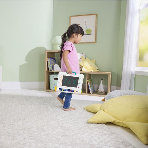 Biroul De Invatare Fisher-Price este conceput pentru a incuraja invatarea si creativitatea copiilor prin activitati interactive si distractive Suprafata de scriere tip LCD permite desenarea si exersarea scrisului fara murdarie folosind stiloul special inclus Panourile colorate si rotita interactiva ofera activitati de invatare cu forme imagini si secvente simple care stimuleaza gandirea logica si recunoasterea vizuala Setul include si sabloane pentru forme incurajand copiii sa exploreze 