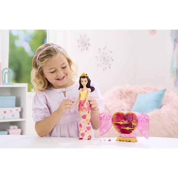 Setul Disney Princess Jewel Reveal aduce magia povestilor Disney intr-o experienta plina de surprize Ambalat intr-o cutie eleganta in forma de inima stralucitoare setul ascunde in interior o papusa inspirata din universul Printeselor Disney si multiple accesorii surpriza Copiii pot deschide compartimentele pentru a descoperi treptat elementele incluse precum accesorii de moda si detalii inspirate din poveste Designul sclipitor si mecanismul de deschidere a transformarii momentului 