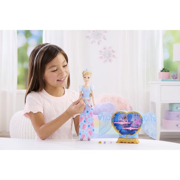 Setul Disney Princess Jewel Reveal aduce magia povestilor Disney intr-o experienta plina de surprize Ambalat intr-o cutie eleganta in forma de inima stralucitoare setul ascunde in interior o papusa Cenusareasa inspirata din universul Printeselor Disney si multiple accesorii surpriza Copiii pot deschide compartimentele pentru a descoperi treptat elementele incluse precum accesorii de moda si detalii inspirate din poveste Designul sclipitor si mecanismul de deschidere a transformarii 