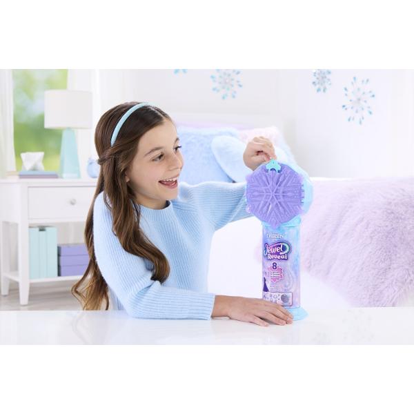 Setul Disney Frozen Jewel Reveal Elsa ofera copiilor o experienta magica de descoperire inspirata din universul filmului Frozen Ambalat intr-o cutie stralucitoare in forma de fulg de zapada setul ascunde in interior mai multe surprize care pot fi dezvaluite treptat prin deschiderea compartimentelor Copiii pot descoperi o papusa inspirata de printesa Elsa si accesorii tematice care completeaza tinuta si povestea personajului Designul sclipitor si mecanismul de deschidere transforma fiecare 