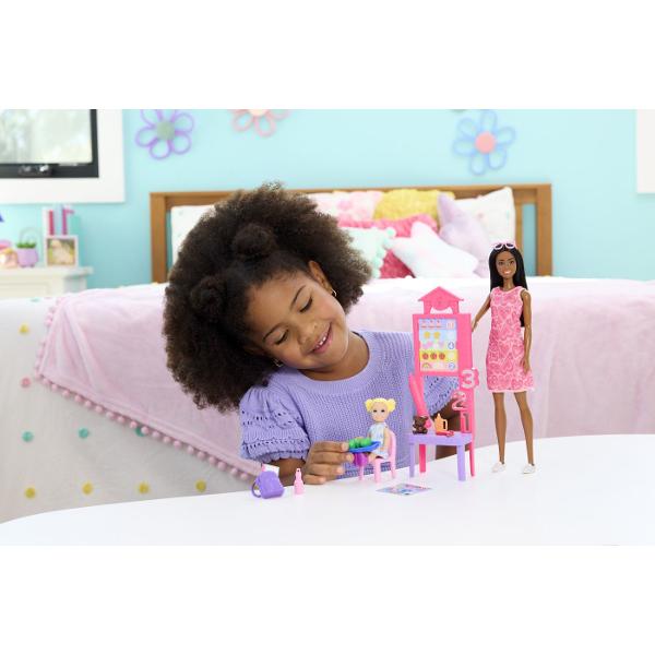 Copiii pot explora tot felul de cariere cu Barbie De la un om de stiinta la un copil de doctor papusile Barbie Careers sunt gata sa inspire povesti pentru toata lumea Barbie poarta haine detasabile cu tematica de cariera si alte accesorii pentru a spune povesti Imaginatia poate juca o lume plina de posibilitati de povestire si oportunitati de cariera cu aceasta papusa puternica gata sa inspire copiii sa fie tot ce isi doresc sa fie Acest pachet contine o Papusa Barbie Mulatra Profesoara