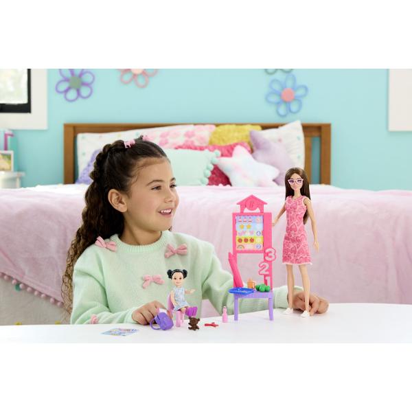 Copiii pot explora tot felul de cariere cu Barbie De la un om de stiinta la un copil de doctor papusile Barbie Careers sunt gata sa inspire povesti pentru toata lumea Barbie poarta haine detasabile cu tematica de cariera si alte accesorii pentru a spune povesti Imaginatia poate juca o lume plina de posibilitati de povestire si oportunitati de cariera cu aceasta papusa puternica gata sa inspire copiii sa fie tot ce isi doresc sa fie Acest pachet include un set de joaca Barbie Profesoara