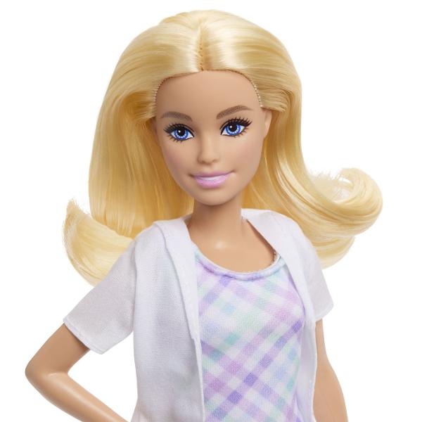 Copiii pot explora tot felul de cariere cu Barbie De la un om de stiinta la un copil de doctor papusile Barbie Careers sunt gata sa inspire povesti pentru toata lumea Barbie poarta haine detasabile cu tematica de cariera si alte accesorii pentru a spune povesti Imaginatia poate juca o lume plina de posibilitati de povestire si oportunitati de cariera cu aceasta papusa puternica gata sa inspire copiii sa fie tot ce isi doresc sa fie Acest pachet contine un set de joaca Barbie Dentist