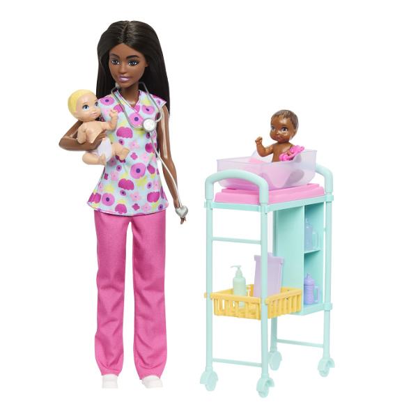 Copiii pot explora tot felul de cariere cu Barbie De la un om de stiinta la un copil de doctor papusile Barbie Careers sunt gata sa inspire povesti pentru toata lumea Barbie poarta haine detasabile cu tematica de cariera si alte accesorii pentru a spune povesti Imaginatia poate juca o lume plina de posibilitati de povestire si oportunitati de cariera cu aceasta papusa puternica gata sa inspire copiii sa fie tot ce isi doresc sa fie Acest pachet include un set de joaca Barbie Medic 