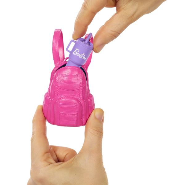 Porneste in aventuri in aer liber alaturi de papusa Barbie Malibu din colectia Family And Friends pregatita pentru momente pline de distractie si explorare Imbracata intr-o tinuta casual si moderna cu bluza mov si pantaloni scurti asortati Barbie este gata pentru plimbari drumetii si joaca in natura Aspectul prietenos si stilul relaxat incurajeaza joaca de rol si imaginatia copiilor Setul include diverse accesorii tematice care completeaza experienta perfecta de joaca precum rucsac 