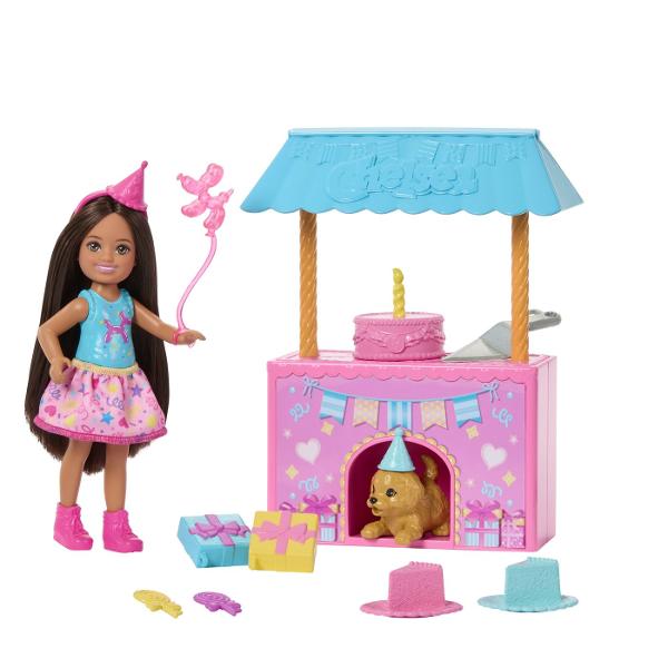Setul Barbie Family and Friends Clubul lui Chelsea Zi De Nastere aduce distractia unei petreceri aniversare direct in lumea jocului imaginativ Setul include o papusa Chelsea si multiple accesorii tematice care recreeaza atmosfera unei petreceri pline de culoare Standul decorat cadourile baloanele si accesoriile de petrecere permit copiilor sa creeze propriile povesti si scenarii de sarbatoare Setul mai include si un mic animal de companie si diverse elemente decorative care completeaza 
