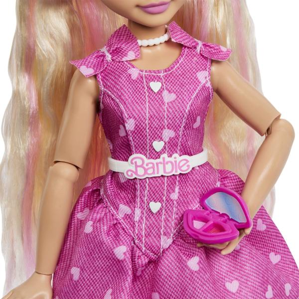 Papusa Barbie Dream Besties Malibu aduce stil prietenie si creativitate in jocul copiilor Inspirata din universul Barbie Dream Besties aceasta papusa are un look modern si plin de culoare perfect pentru a recrea aventuri si povesti alaturi de prietenele ei Papusa poarta sau rochie roz cu detalii adorabile si are parul blond lung coafat in stil modern Setul include mai multe accesorii tematice care completeaza povestea si incurajeaza jocul de rol precum un animalut de companie si obiecte 