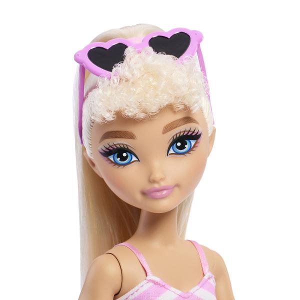 Papusa Barbie Dream Besties aduce stil prietenie si distractie in lumea jocului imaginativ Fiecare papusa are un look modern inspirat din moda actuala si vine insotita de accesorii tematice care reflecta personalitatea si hobby-urile personajului Tinutele colorate detaliile atent realizate si accesorii incluse incurajeaza copiii sa creeze povesti si aventuri alaturi de prieteni In functie de model papusile pot avea diferite stiluri de par tinute si accesorii care adauga varietate 