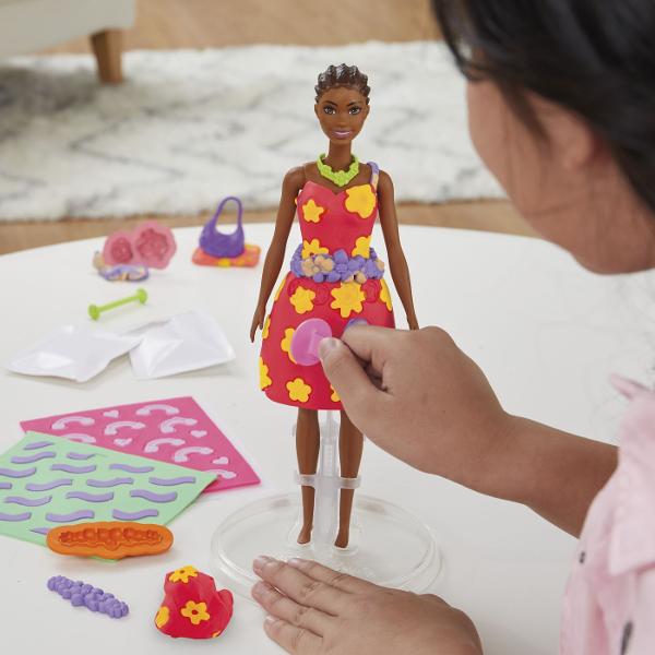 Play-Doh Barbie este un set creativ care imbina universul fashion Barbie cu distractia modelarii plastelinei Copiii de peste 5 ani pot crea tinute spectaculoase decorate cu flori inimi diverse modele decorative si folosesc foile cu sabloane incluse pentru a realiza texturi si detalii elegante Setul contine mai multe culori de plastelina Play-Doh accesorii si elemente pentru personalizarea rochiilor si accesorii oferind libertate totala de exprimare si creativitate Este ideal pentru 