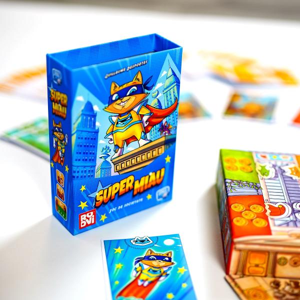 Felina supererou a disp&259;rut Dac&259; o g&259;se&537;ti primul ve&539;i fi cei mai buni prieteni Ia-&539;i rucsacul &537;i porne&537;te &icirc;n c&259;utarea eiFii primul care afl&259; unde este SUPER MIAU felina supererou Atrage-l cu m&acirc;ncarea lui preferat&259; &537;i g&259;se&537;te-i un costum demn de faptele sale eroice Pornind de la acelea&537;i c&259;r&539;i fiecare juc&259;tor &icirc;&537;i compune propriul pachet de 