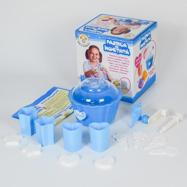 Creeaz&259; re&539;ete proprii &537;i savureaz&259; delicii dulci &537;i r&259;coroase cu Fabrica de &icirc;nghe&539;at&259;Cine nu &537;i-ar dori s&259; aib&259; o Fabric&259; de &icirc;nghe&539;at&259; &icirc;n propria cas&259; Cu jocul creativ de preparat &icirc;ndr&259;gitul desert r&259;coros dorin&539;a &icirc;&539;i e &icirc;ndeplinit&259;Fie var&259; fie iarn&259; c&acirc;nd ai poft&259; de &icirc;nghe&539;at&259; o po&539;i face 