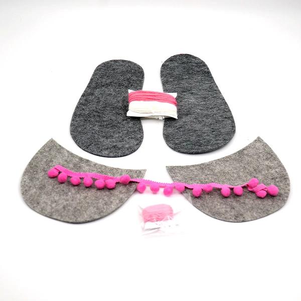 Dimensiune final&259; Aproximativ 21 x 10 x 5 cm m&259;rime potrivit&259; pentru picioare &icirc;ntre 28-31&nbsp;Transform&259; timpul liber &icirc;ntr-o aventur&259; creativ&259; cu setul de cusut papuci de cas&259; de la D-Toys Acest kit DIY este conceput special pentru micii designeri care doresc s&259; &icirc;&537;i creeze propria &icirc;nc&259;l&539;&259;minte comod&259; &537;i colorat&259; dezvolt&acirc;ndu-&537;i &icirc;n acela&537;i 